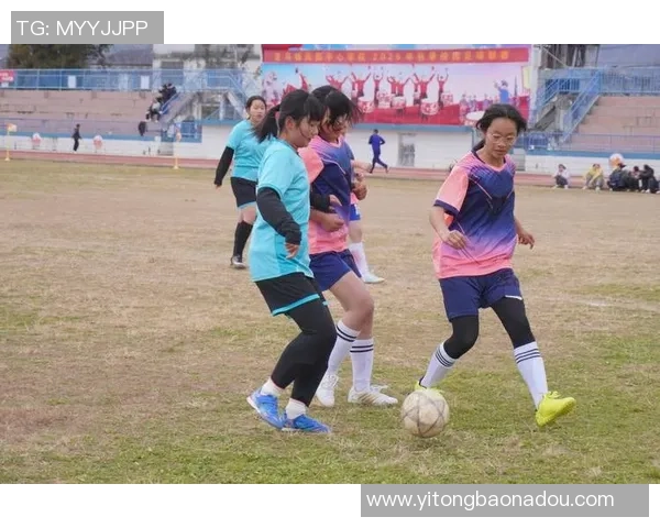 青春飞扬校园足球赛激烈对决展现团队精神与拼搏风采